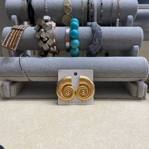 Gold seashell earrings - Picture 2 of 2